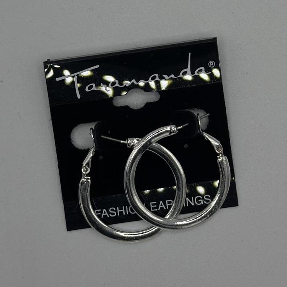 Taramanda Classic Silver Hoop Earrings – Everyday Minimalist Style